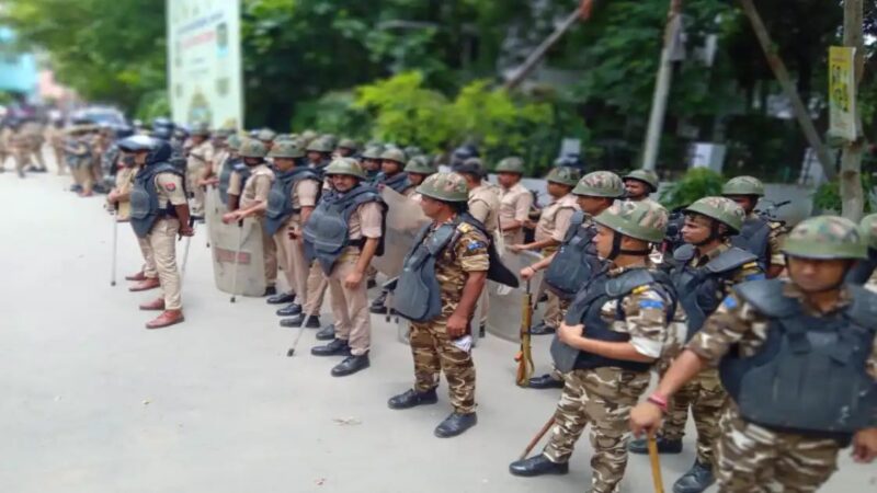 काशी विद्यापीठ में फ्लैग मार्च, प्रदर्शन के बीच पुलिस छावनी में बदला परिसर