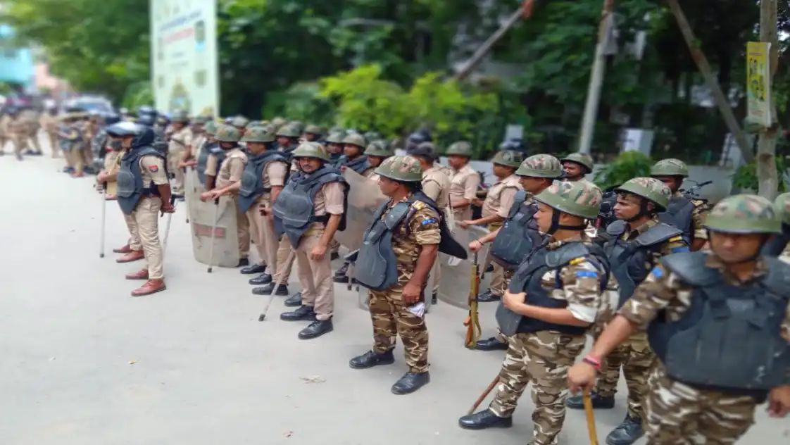 काशी विद्यापीठ में फ्लैग मार्च, प्रदर्शन के बीच पुलिस छावनी में बदला परिसर