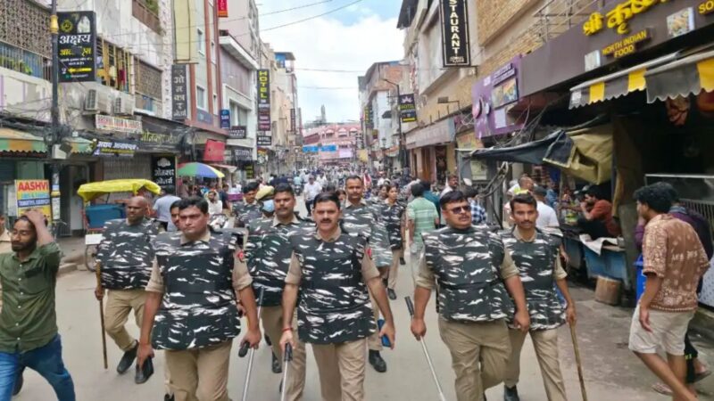 सावन से पहले दशाश्वमेध में पुलिस का रूट मार्च