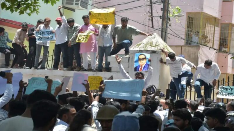 काशी विद्यापीठ में छात्र प्रदर्शन, दीवार फांदकर लहराए पोस्टर