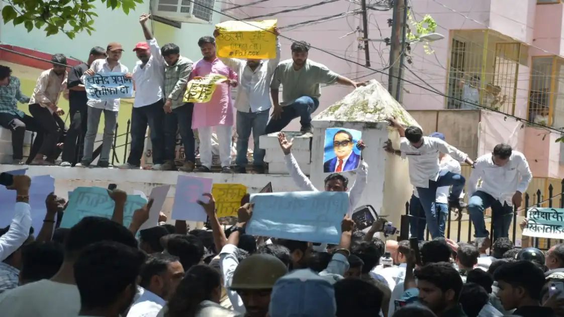काशी विद्यापीठ में छात्र प्रदर्शन, दीवार फांदकर लहराए पोस्टर