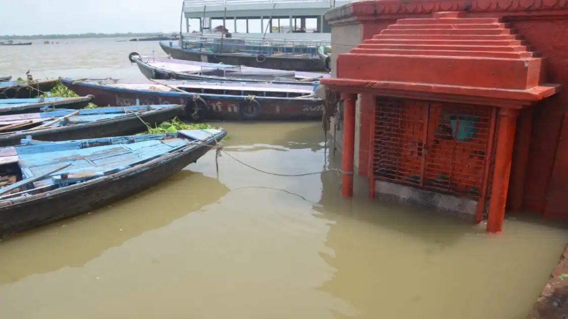 गंगा उफान पर, काशी के कई मंदिर जलमग्न