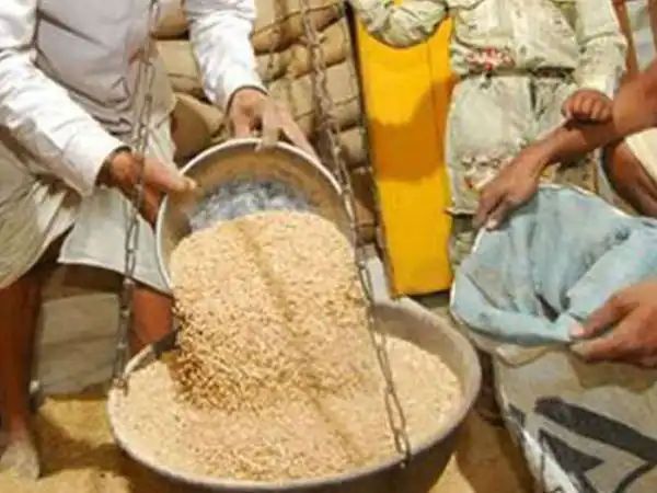 यूपी में राशन की दुकानों पर मिलेंगी नई सुविधाएं, बैठने के लिए कुर्सी और पेयजल की व्यवस्था