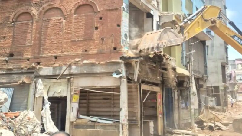 दालमंडी चौड़ीकरण अभियान में गरजा बुलडोजर, 10 भवनों का ध्वस्तीकरण शुरू