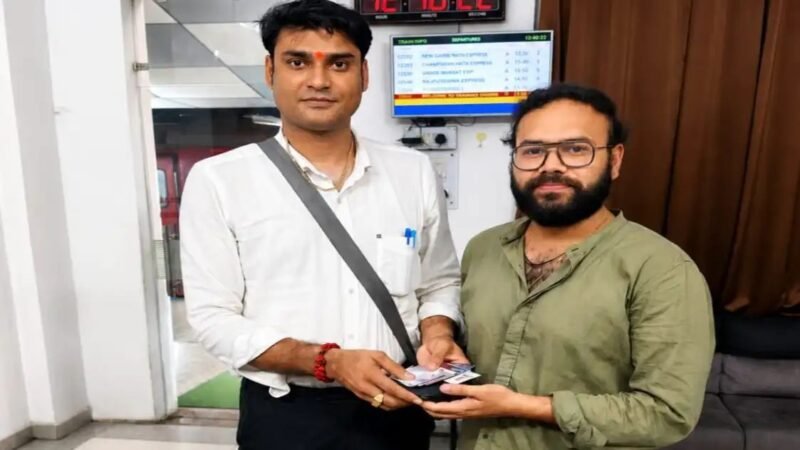 बनारस स्टेशन पर मिला पर्स, मालिक को लौटाया