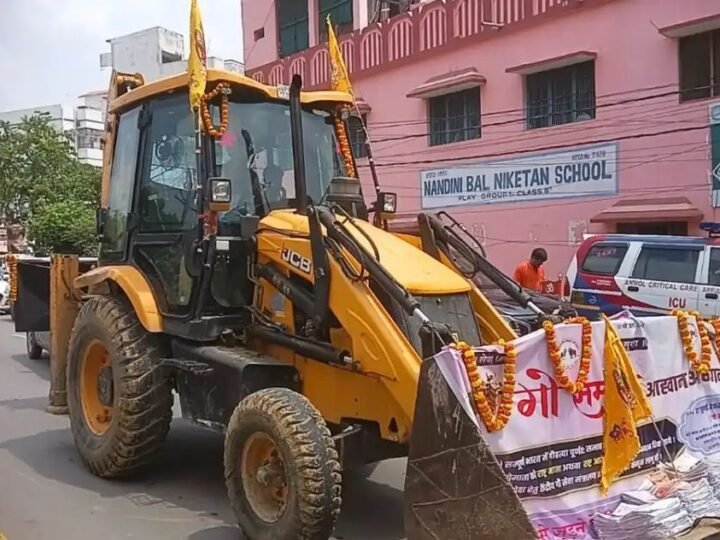 वाराणसी में संतों की बुलडोजर पदयात्रा, गौ हत्या निषेध कानून की मांग