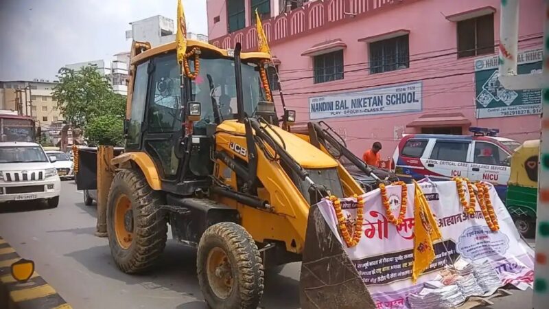 वाराणसी में संतों की बुलडोजर पदयात्रा, गौ हत्या निषेध कानून की मांग