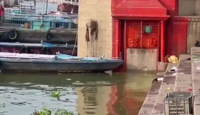 गंगा का जलस्तर बढ़ने से वाराणसी के घाटों पर बदली व्यवस्था, श्रद्धालुओं का स्नान स्थल बदला