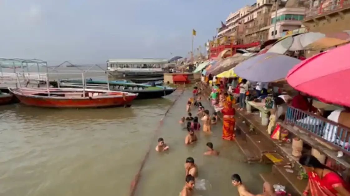 गुरु पूर्णिमा पर आस्था में डूबी काशी, घाटों पर उमड़े श्रद्धालु