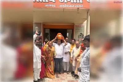 रविदास जन्मस्थली की पावन मिट्टी का कलश पहुंचा अंबेडकरनगर
