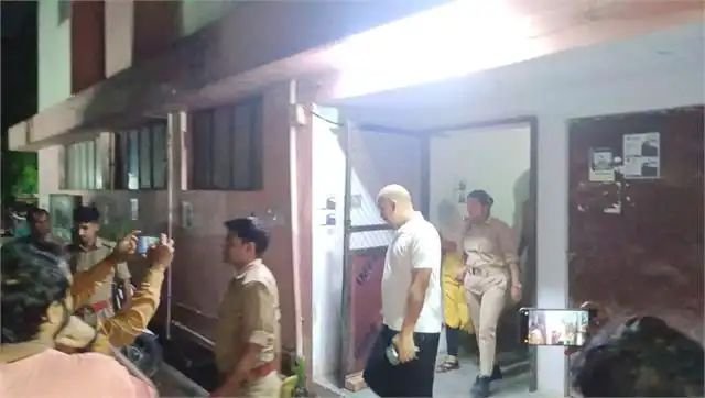 निवेश पर मोटे मुनाफे का झांसा देकर ठगी का आरोप, वाराणसी में कॉल सेंटर पर छापा