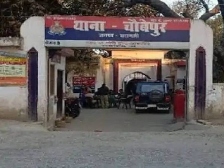 बेटे समेत तीन दोस्तों पर लाखों के गहने और नकदी चोरी करने का आरोप