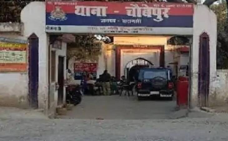 बेटे समेत तीन दोस्तों पर लाखों के गहने और नकदी चोरी करने का आरोप
