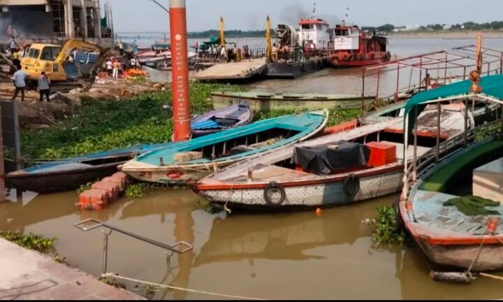 सावन: गंगा के बढ़ते जलस्तर के बीच काशी के प्रमुख घाटों पर बैरिकेडिंग