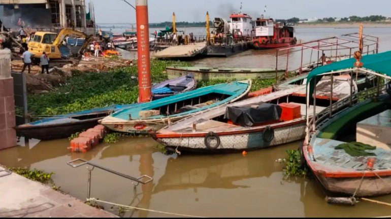 सावन: गंगा के बढ़ते जलस्तर के बीच काशी के प्रमुख घाटों पर बैरिकेडिंग