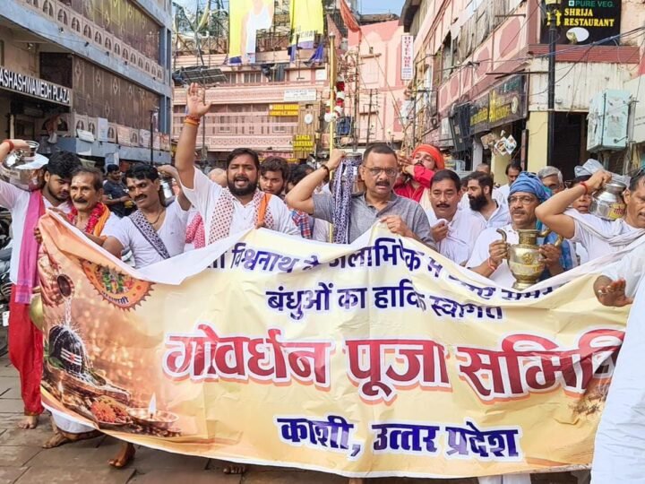 सावन के प्रथम सोमवार पर पारंपरिक झंडे के साथ यादव बंधुओं ने किया बाबा विश्वनाथ का जलाभिषेक