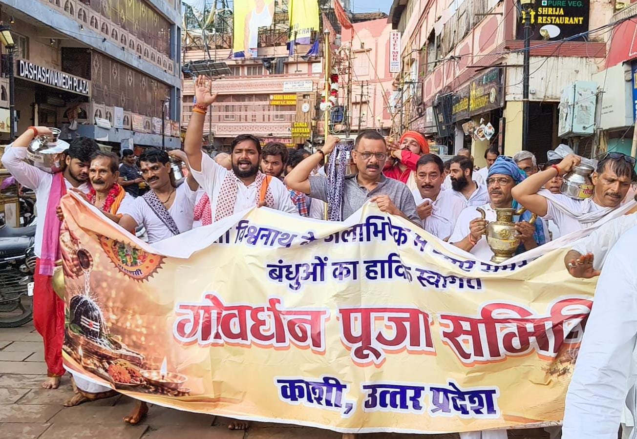 सावन के प्रथम सोमवार पर पारंपरिक झंडे के साथ यादव बंधुओं ने किया बाबा विश्वनाथ का जलाभिषेक
