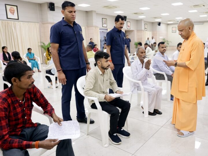 अपराधियों पर कार्रवाई और जनसमस्याओं के निस्तारण में लापरवाही बर्दाश्त नहीं होगी : योगी