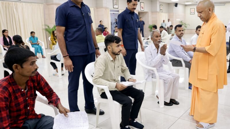 अपराधियों पर कार्रवाई और जनसमस्याओं के निस्तारण में लापरवाही बर्दाश्त नहीं होगी : योगी