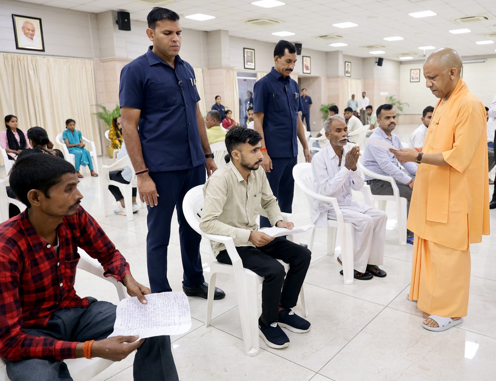 अपराधियों पर कार्रवाई और जनसमस्याओं के निस्तारण में लापरवाही बर्दाश्त नहीं होगी : योगी