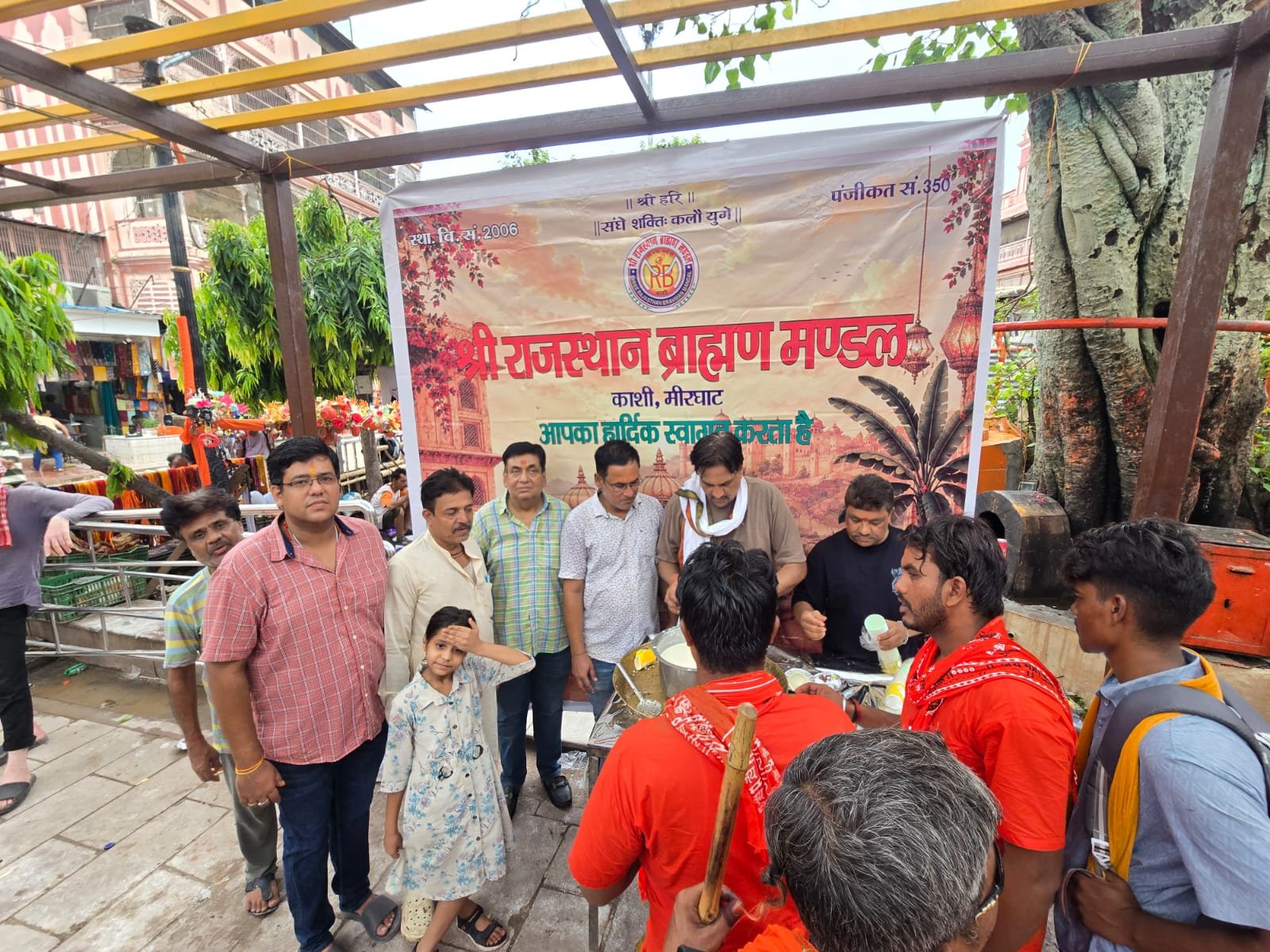 श्रावण के प्रथम सोमवार पर राजस्थान ब्राह्मण मंडल काशी ने कांवड़ियों को कराया फलाहार