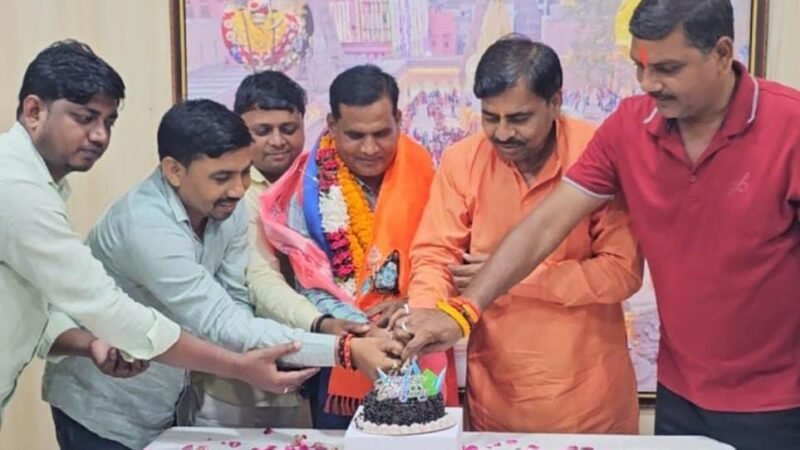 हर्षोल्लास के साथ मनाया गया  डॉ. नरेंद्र पटेल का जन्मदिन