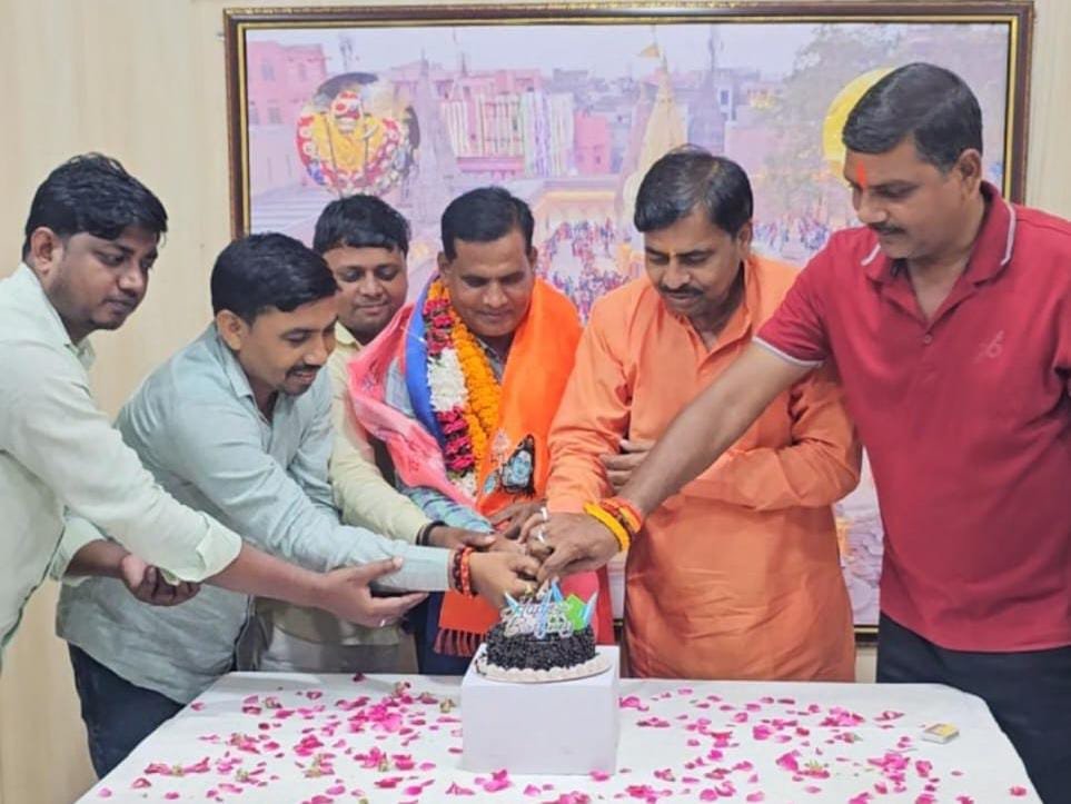 हर्षोल्लास के साथ मनाया गया  डॉ. नरेंद्र पटेल का जन्मदिन