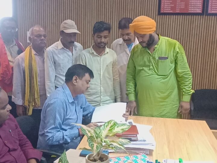 ऑटो स्टैंडों की सुविधाएं बढ़ाने और अवैध वसूली रोकने की मांग