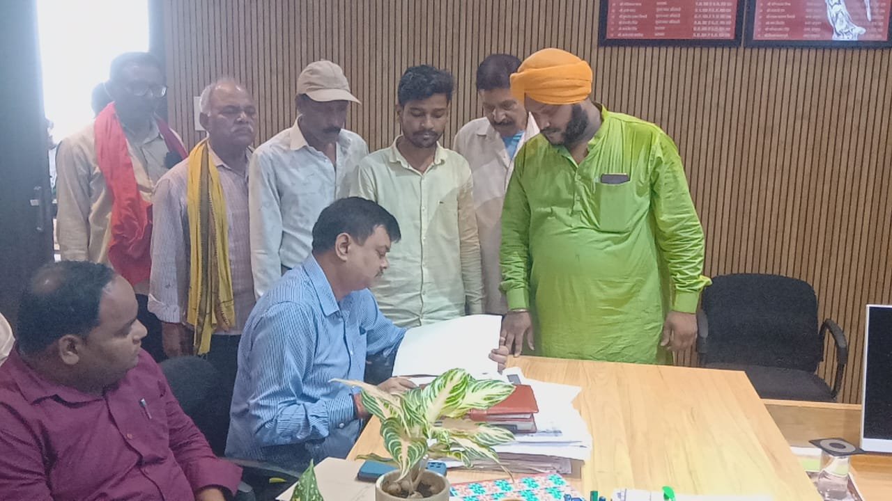 ऑटो स्टैंडों की सुविधाएं बढ़ाने और अवैध वसूली रोकने की मांग