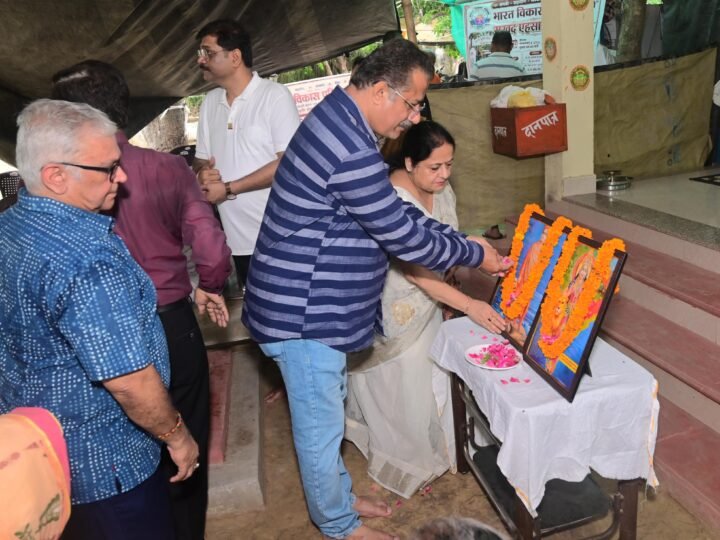 कुष्ठ सेवा आश्रम में भारत विकास परिषद ने रोगियों को बांटी जरूरत की सामग्री