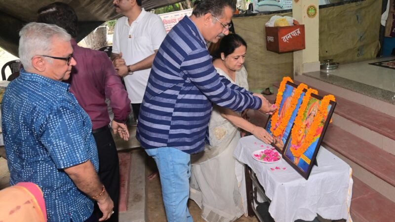 कुष्ठ सेवा आश्रम में भारत विकास परिषद ने रोगियों को बांटी जरूरत की सामग्री