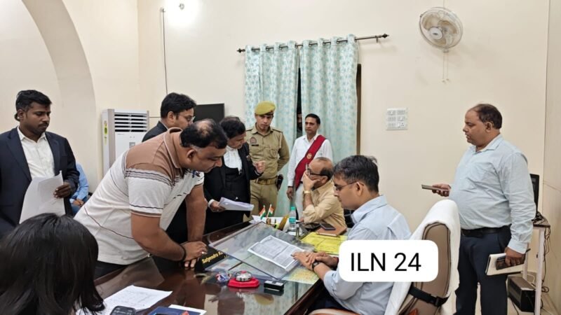 जनता दर्शन में डीएम ने सुनीं जनसमस्याएं