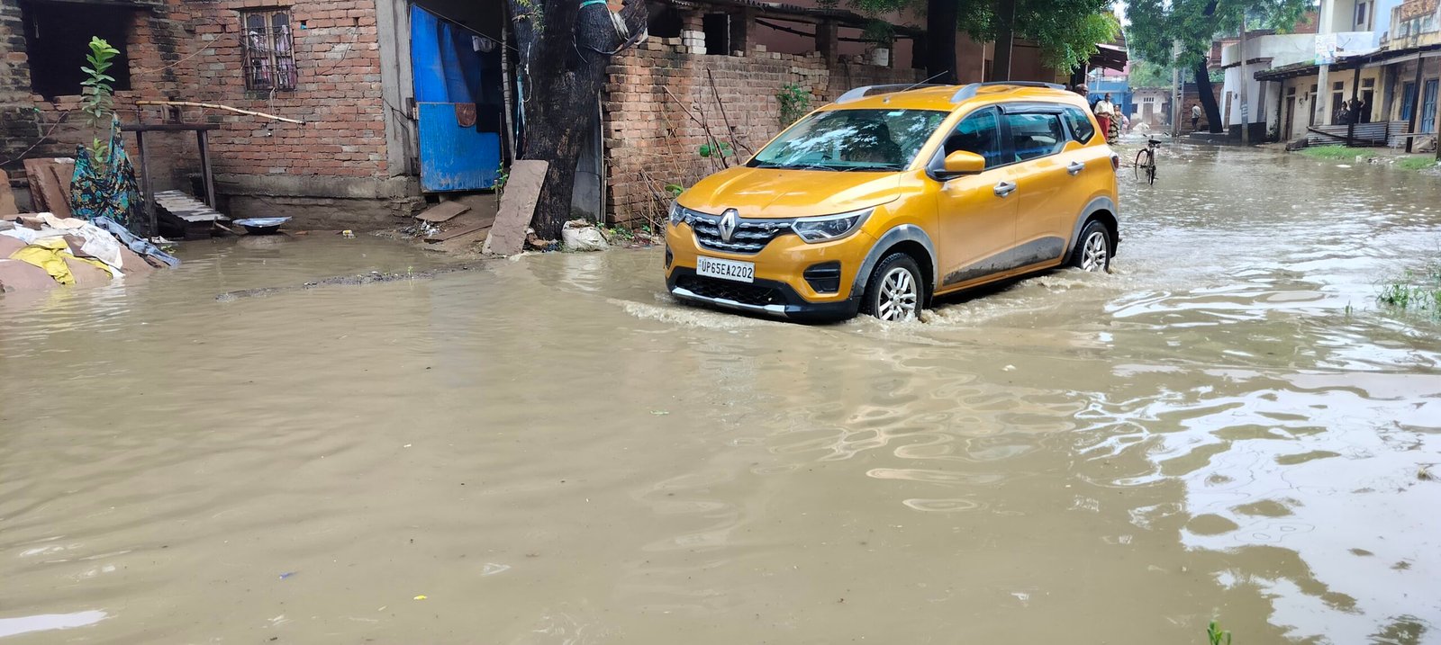 बेनीपुर में जलभराव से बाढ़ जैसे हालात, स्कूली बच्चों का आवागमन ठप