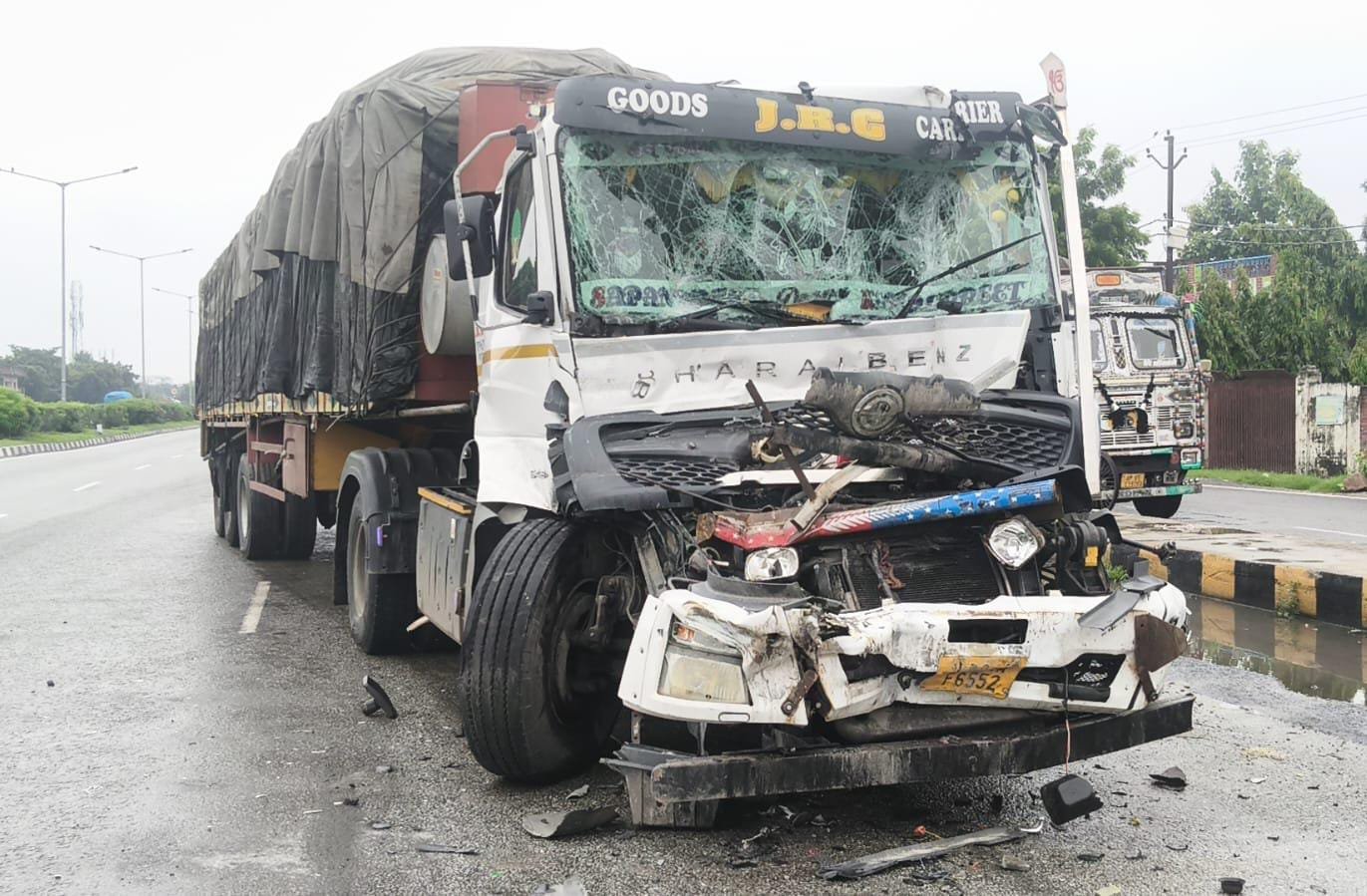हाईवे के सर्विस रोड पर खड़ी ट्रक में घुसी कोयला लदी ट्रक