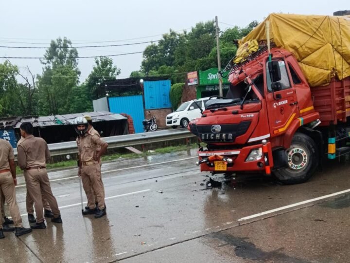 हाईवे पर ट्रक और डीसीएम की आमने-सामने भिड़ंत