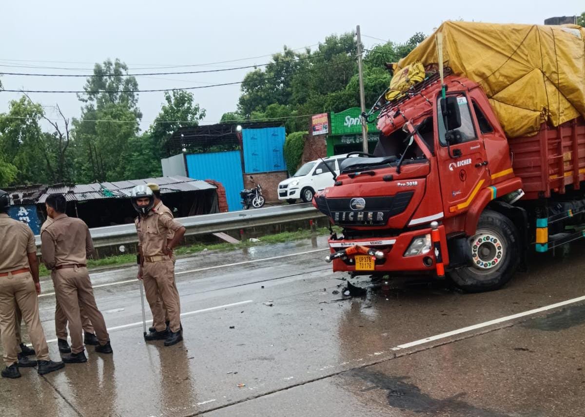 हाईवे पर ट्रक और डीसीएम की आमने-सामने भिड़ंत