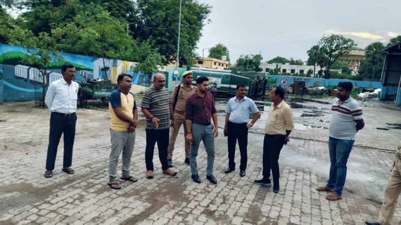 शिवपुर स्वास्थ्य केंद्र में अव्यवस्थाओं पर नगर आयुक्त सख्त, गैलरी में अंधेरा देख जताई नाराजगी