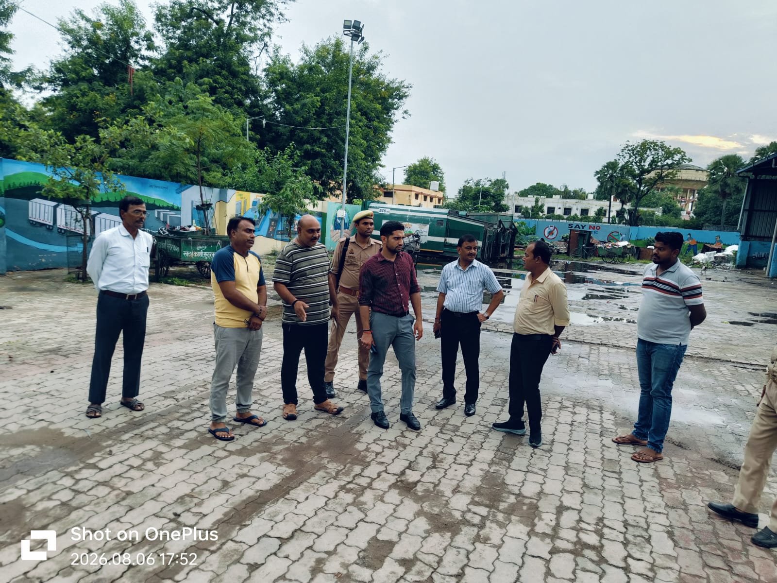 शिवपुर स्वास्थ्य केंद्र में अव्यवस्थाओं पर नगर आयुक्त सख्त, गैलरी में अंधेरा देख जताई नाराजगी