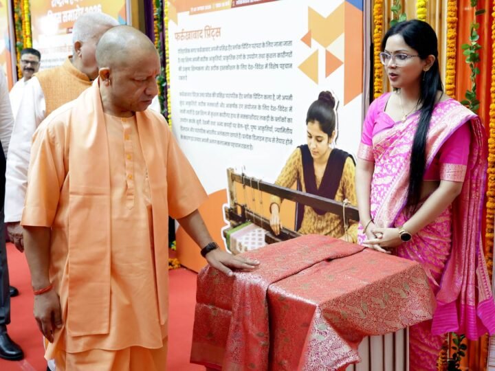राष्ट्रीय हथकरघा दिवस पर बुनकरों और कारीगरों का सम्मान