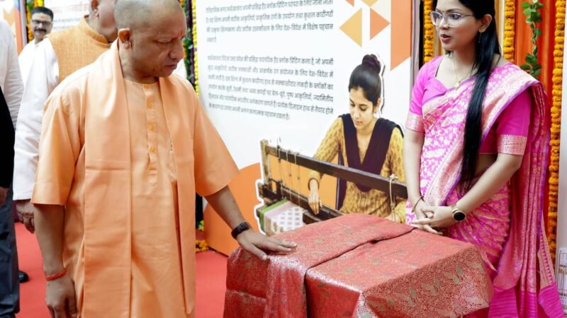 राष्ट्रीय हथकरघा दिवस पर बुनकरों और कारीगरों का सम्मान