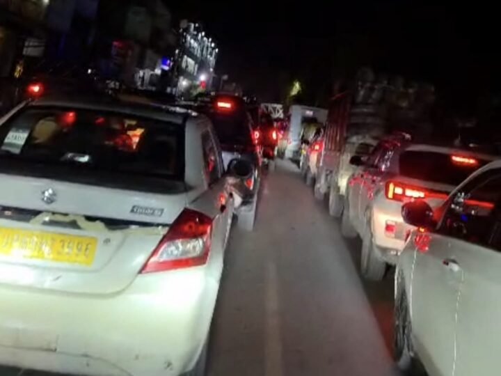 चौकाघाट में आधा किलोमीटर लंबा जाम, अंधरापुल मार्ग पर चार पहिया वाहनों की रोक बनी वजह