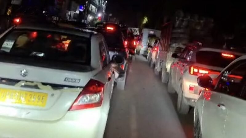 चौकाघाट में आधा किलोमीटर लंबा जाम, अंधरापुल मार्ग पर चार पहिया वाहनों की रोक बनी वजह