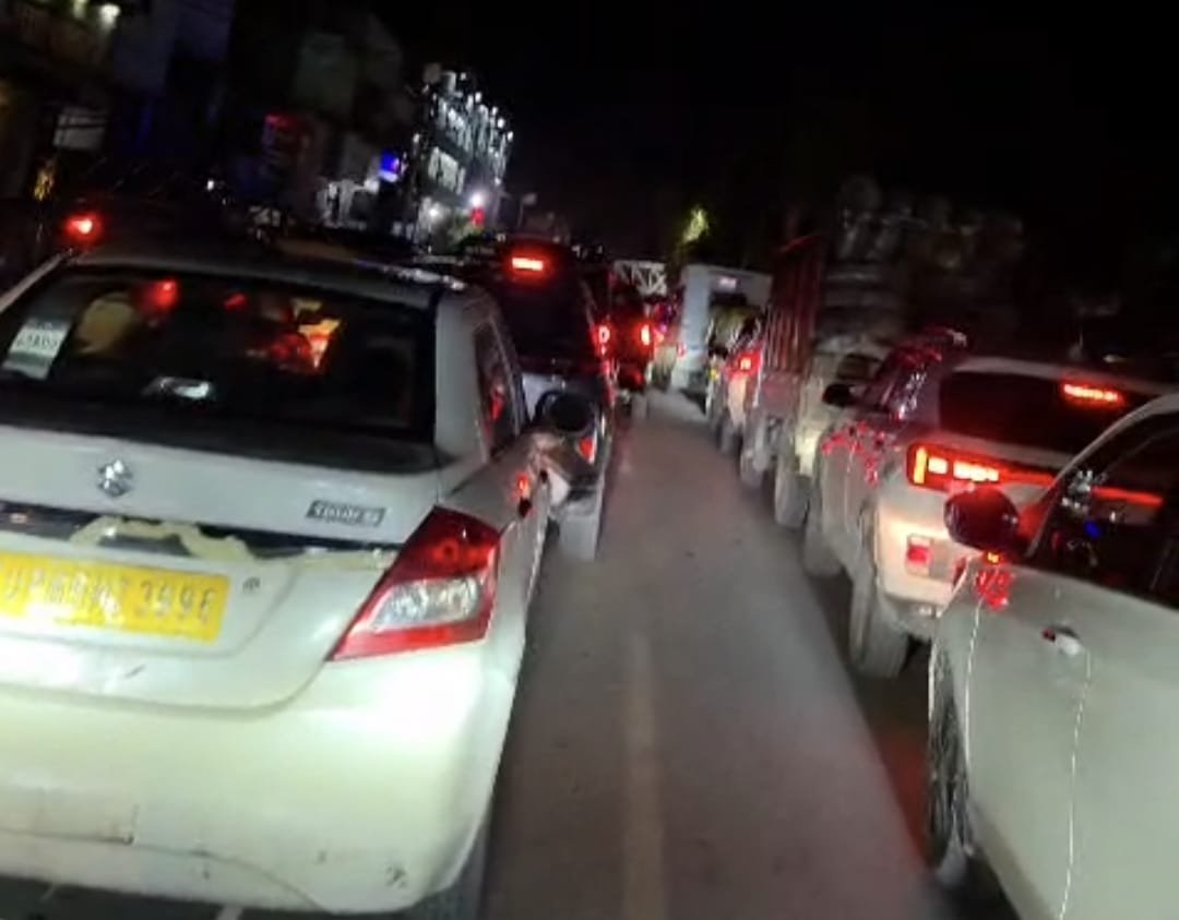 चौकाघाट में आधा किलोमीटर लंबा जाम, अंधरापुल मार्ग पर चार पहिया वाहनों की रोक बनी वजह