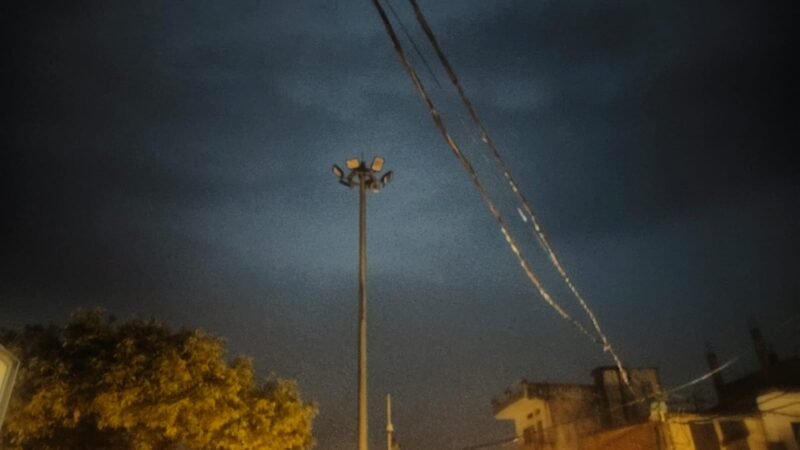 लाखों की हाईमास्ट लाइट बेकार, अंधेरे में सिमटी उम्मीदें; ग्रामीणों ने प्रशासन को लगाई गुहार