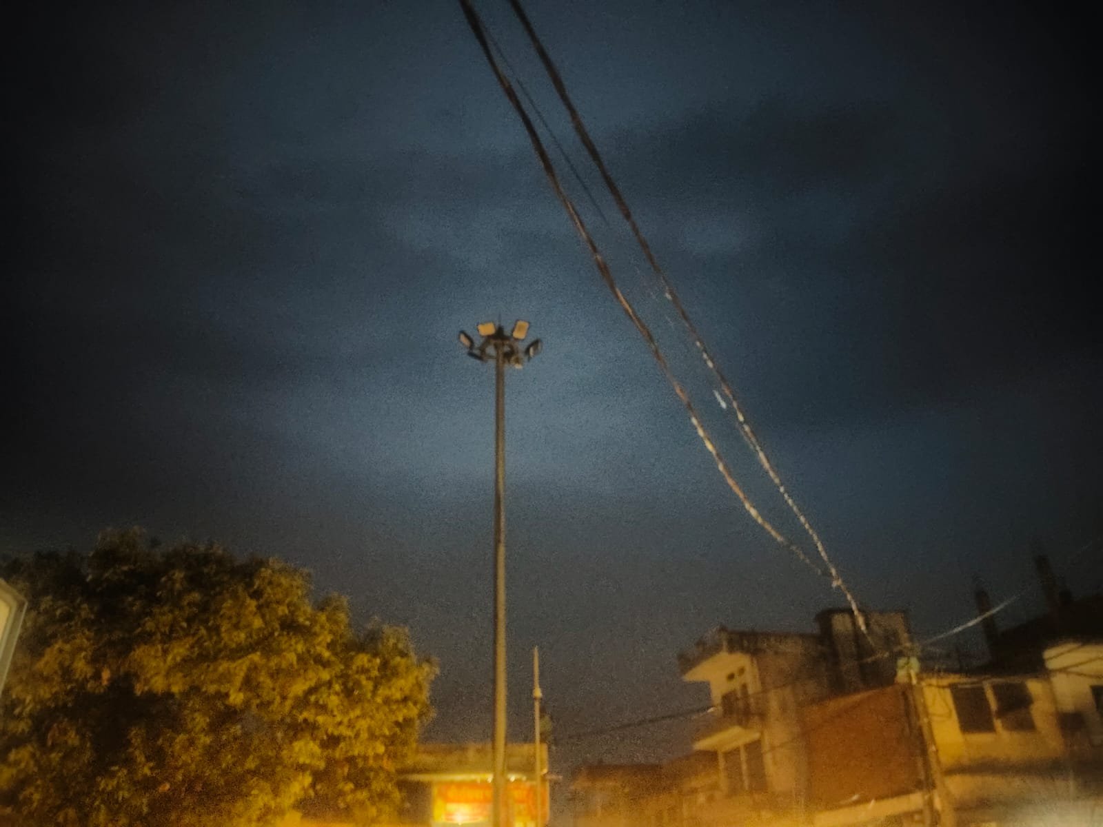लाखों की हाईमास्ट लाइट बेकार, अंधेरे में सिमटी उम्मीदें; ग्रामीणों ने प्रशासन को लगाई गुहार