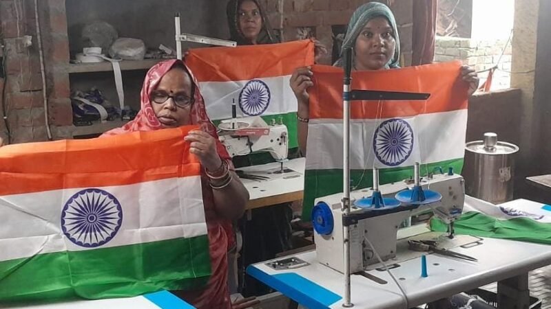 घर-घर तिरंगा पहुंचाएंगी काशी की 800 महिलाएं