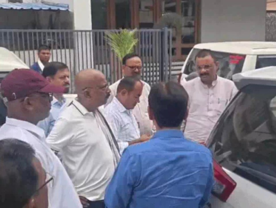 पेड़ कटने पर भड़के मेयर