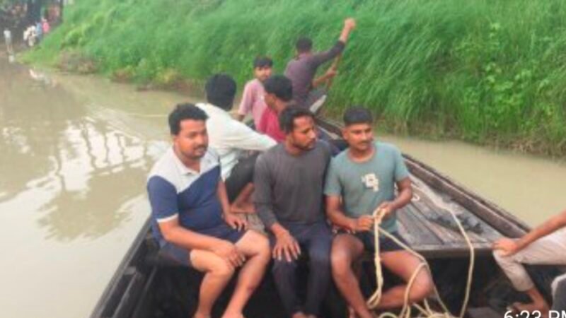 वरुणा नदी में स्नान करते समय युवक डूबा, तलाश जारी