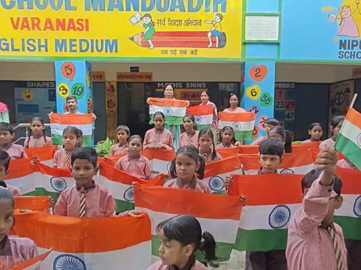 स्वतंत्रता सेनानियों की वेशभूषा में नजर आए नौनिहाल