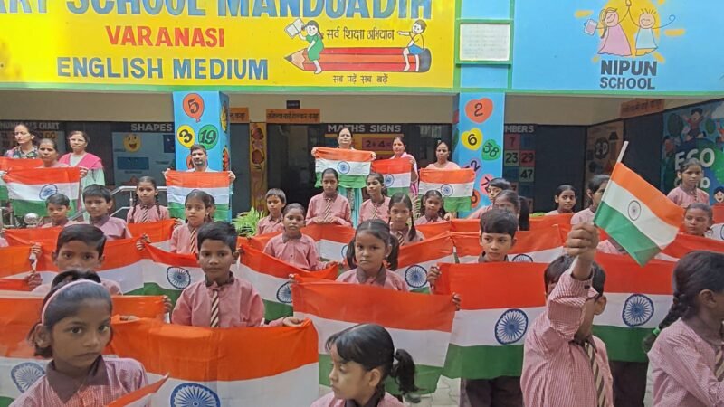 स्वतंत्रता सेनानियों की वेशभूषा में नजर आए नौनिहाल
